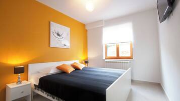 4 bedrooms, iron/ironing board, free WiFi, bed sheets