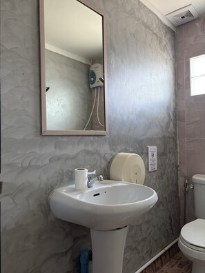 Comfort-Doppel- oder -Zweibettzimmer | Badezimmer
