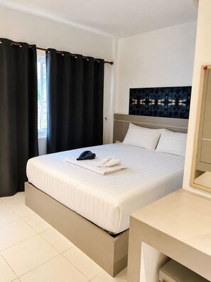 In-room safe, laptop workspace, WiFi (free) - SET INN Restaurant & Bar (Karon)