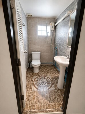 Free toiletries, hair dryer, towels, soap - SET INN Restaurant & Bar (Karon)