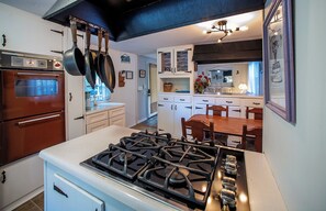 Four à micro-ondes, un four, surface de cuisson, lave-vaisselle