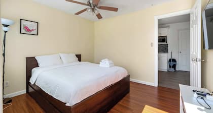 Vancouver Cozy 2-Bedroom Suite with Private Access