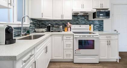 Vancouver Cozy 2-Bedroom Suite with Private Access