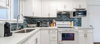 Vancouver Cozy 2-Bedroom Suite with Private Access