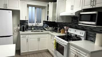 Kjøleskap, mikrobølgeovn, ovn og kokeplater