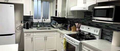 Køleskab, mikrobølgeovn, ovn, kogeplade