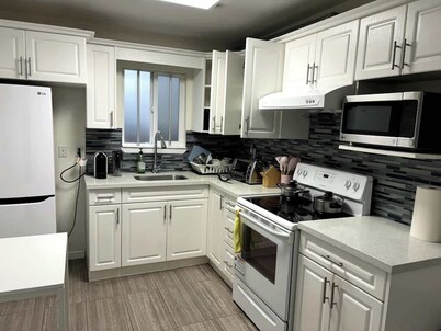 Vancouver Cozy 2-Bedroom Suite with Private Access