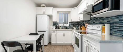 Réfrigérateur, four à micro-ondes, un four, surface de cuisson