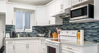 Vancouver Cozy 2-Bedroom Suite with Private Access