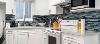 Vancouver Cozy 2-Bedroom Suite with Private Access