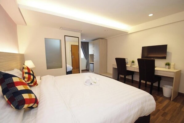 Superior Double or Twin Room | Desk, laptop workspace, free WiFi - Good Luck Inn (George Town)