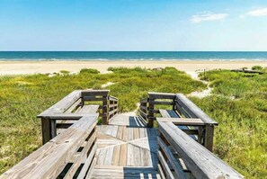 On the beach - Blue Waves - Beachside Calm, Gulf Views for Miles (Freeport)
