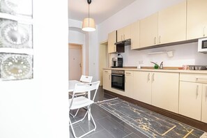 Basic Apartment | Private kitchen | Microwave, oven, stovetop, cookware/dishes/utensils