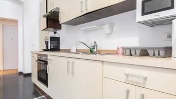 Apartament bàsic | Cuina privada | Microones, forn i placa de cuina