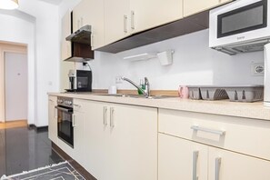 Appartement | Cuisine privée | Micro-ondes, four, plaque de cuisson
