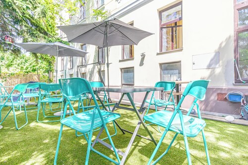 Lovely 4BR Apt with Garden near Danube