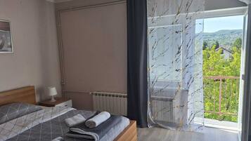 2 bedrooms, desk, iron/ironing board, free WiFi