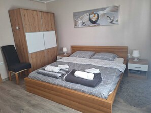 2 bedrooms, desk, iron/ironing board, free WiFi