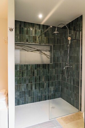 Een douche, een haardroger, handdoeken