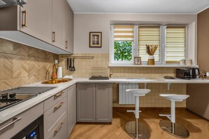 Fridge, microwave, stovetop, coffee/tea maker - Praga Południe Apt - 57m2, Balcony - by Rentujemy (Warszawa)