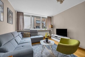 TV - Praga Południe Apt - 57m2, Balcony - by Rentujemy (Warszawa)