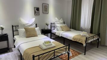 3 habitaciones, tabla de planchar con plancha, wifi y ropa de cama