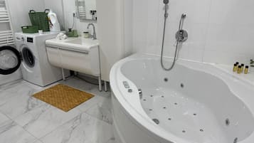 Dusche, Haartrockner, HandtĂŒcher