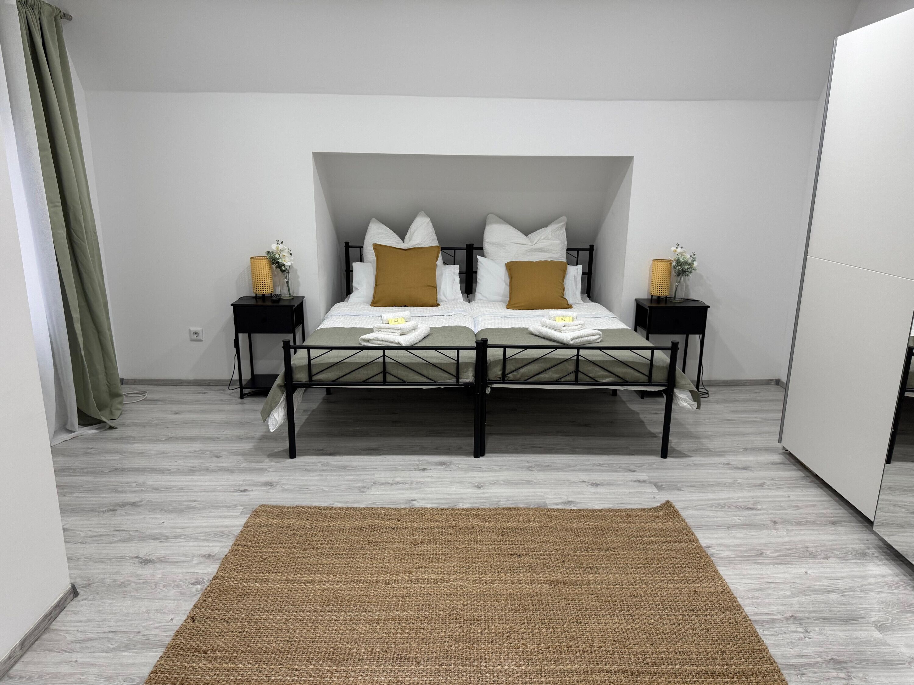 3 habitaciones, tabla de planchar con plancha, wifi y ropa de cama 