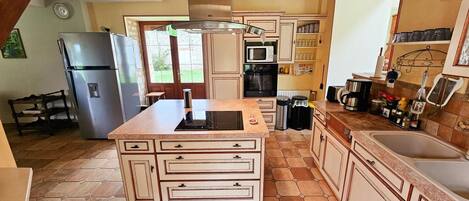 Een koelkast, een magnetron, een oven, een vaatwasser