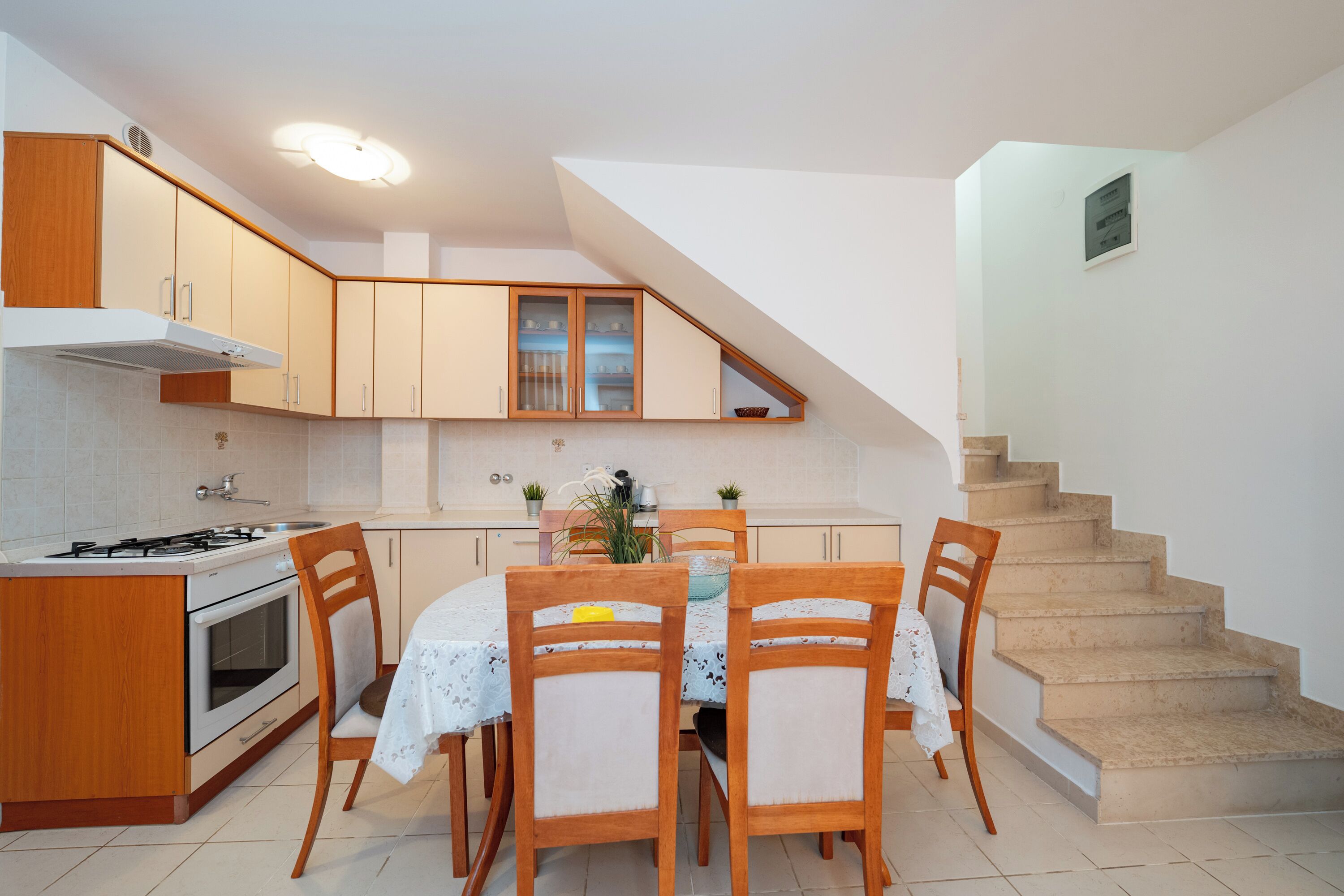 Kjøleskap, ovn, kokeplater og kaffetrakter/tekoker