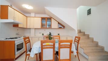 Kjøleskap, ovn, kokeplater og kaffetrakter/tekoker