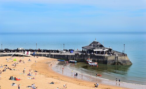Smugglers Cottage – A Grade II listed 17th century cottage. Stylishly refurbished, this unique home blends historic charm with modern design, offering a characterful and comfortable stay in Margate Old Town.