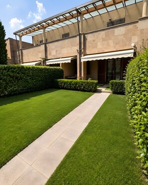 A modern building with a covered walkway and well-maintained lawns. - Apartment 'Villa Preziosa in Tirrenia' with Private Terrace, Wi-Fi and Air Conditioning (Tirrenia)