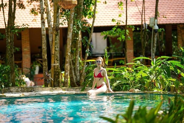 Outdoor pool, pool umbrellas, sun loungers