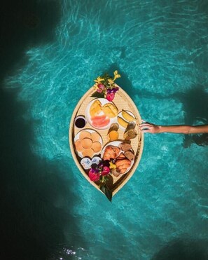 Piscine extérieure, parasols de plage, chaises longues