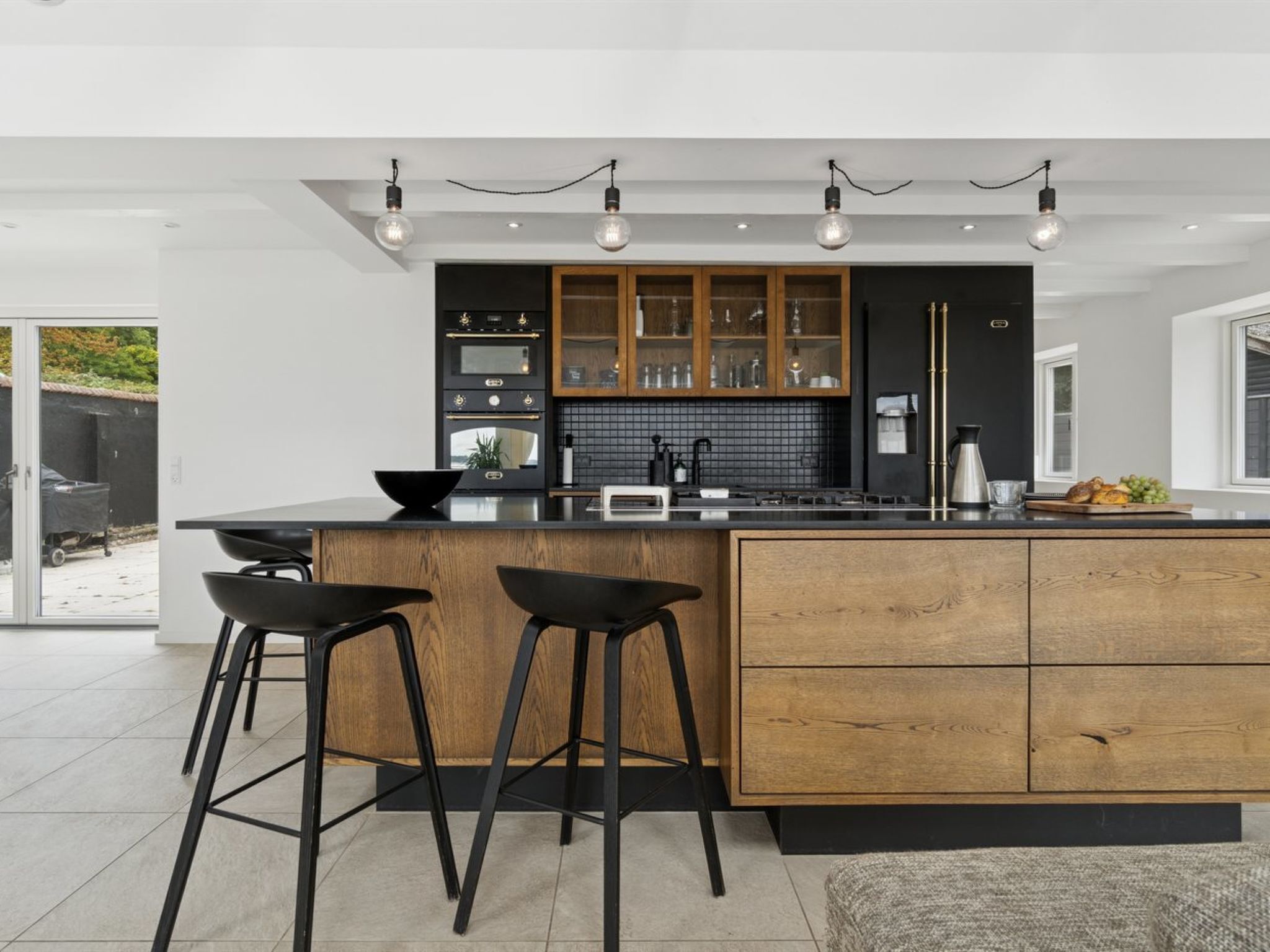 Kühlschrank, Mikrowelle, Geschirrspüler, Kochgeschirr/Geschirr/Besteck