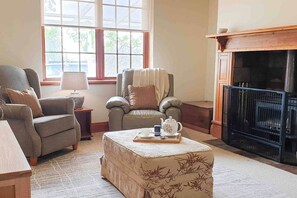 TV, fireplace - Poona Farm Estate - The Cottage (Coulta)