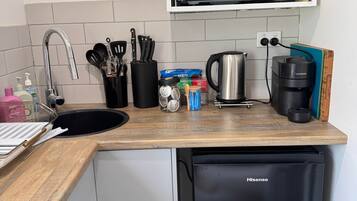 Refrigerador, microondas, tostadora y utensilios de cocina