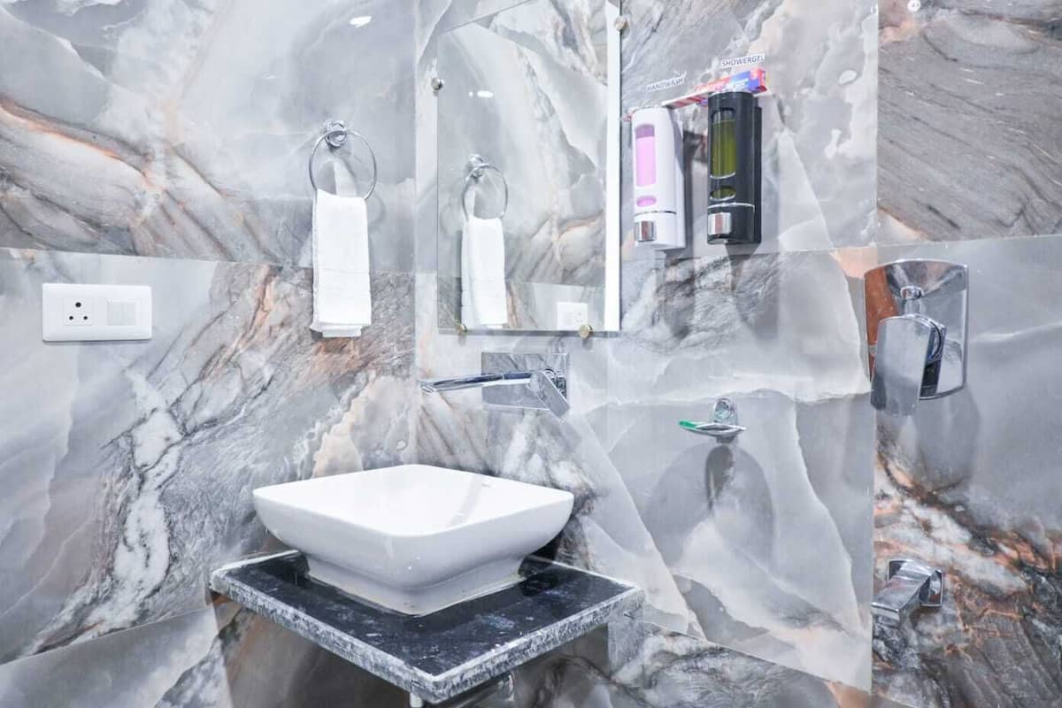 Deluxe Double Room, City View | Bathroom