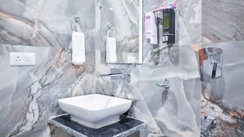 Deluxe tweepersoonskamer, uitzicht op stad | Badkamer