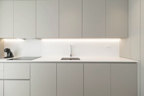 Kühlschrank, Mikrowelle, Ofen, Herdplatte