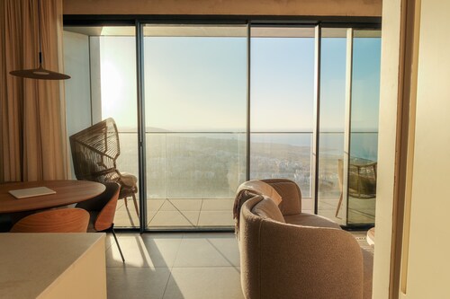 Luxury Mercury Towers 27F Skyline • Rooftop & Indoor Pool • Parking