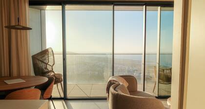 Luxury Mercury Towers 27F Skyline • Rooftop & Indoor Pool • Parking