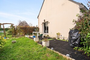 Terrace/patio - Bed and Breakfast 'Le Jardin Aux Oiseaux' with Wi-Fi (Saint-Jouan de l'Isle)