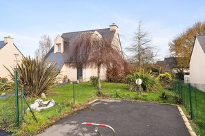 Property grounds - Bed and Breakfast 'Le Jardin Aux Oiseaux' with Wi-Fi (Saint-Jouan de l'Isle)