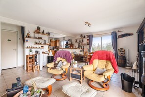 Living area - Bed and Breakfast 'Le Jardin Aux Oiseaux' with Wi-Fi (Saint-Jouan de l'Isle)