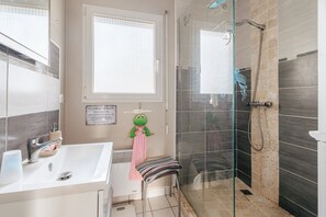 Shower, hair dryer, towels