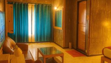 Family Double Room, Garden View | Living area