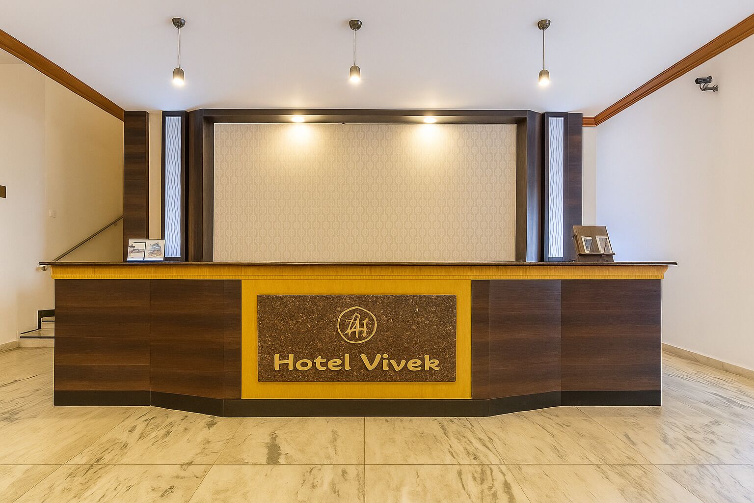 Una reception con un logo, una parete decorata e un pavimento in legno.