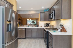 Refrigerador, microondas, horno y parrilla de estufa 